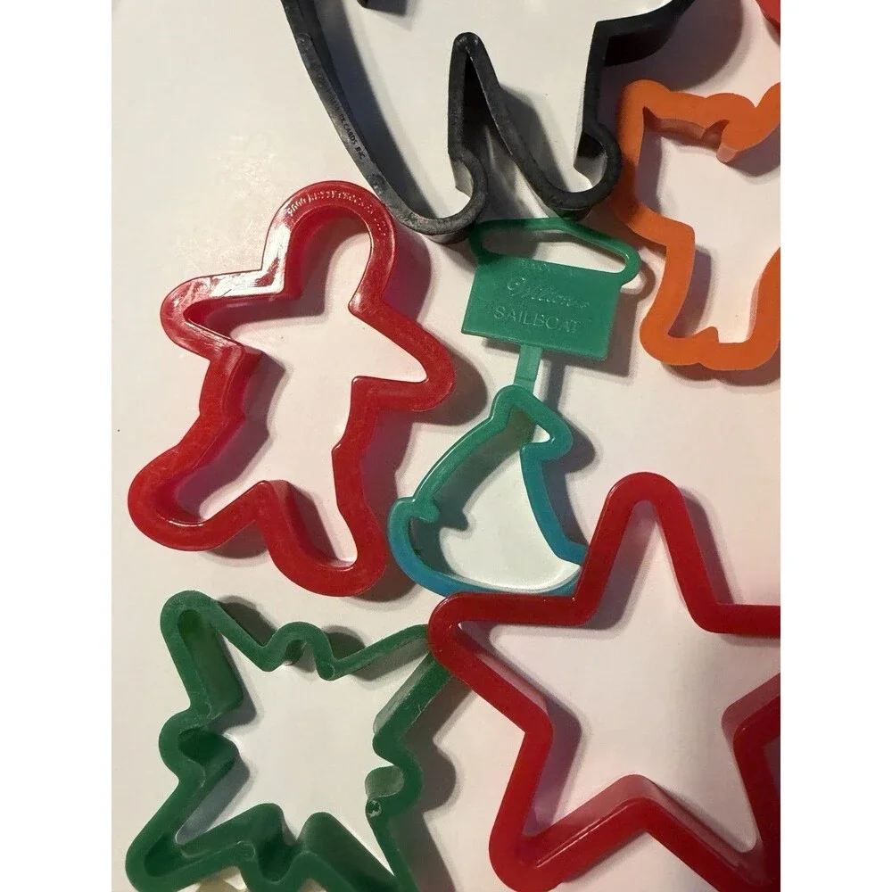 Mixed Lot of 18 Cookie Cutters Cat Pumpkin Snowman Camel Bear Gingerbread Man